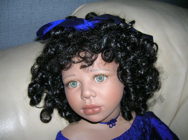 Очень синий топик или Королевский сапфир. Коллекционная фарфоровая кукла Наоми (Naomi) от Кристин Оранж