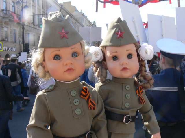 Праздник Победы и шествие Бессмертного полка в Санкт Петербурге с девчонками Gotz