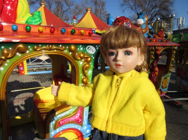 Утренняя прогулка в парке Горького с Соломоном и Анхен, или О сложностях гуляния с собакой и куклой одновременно