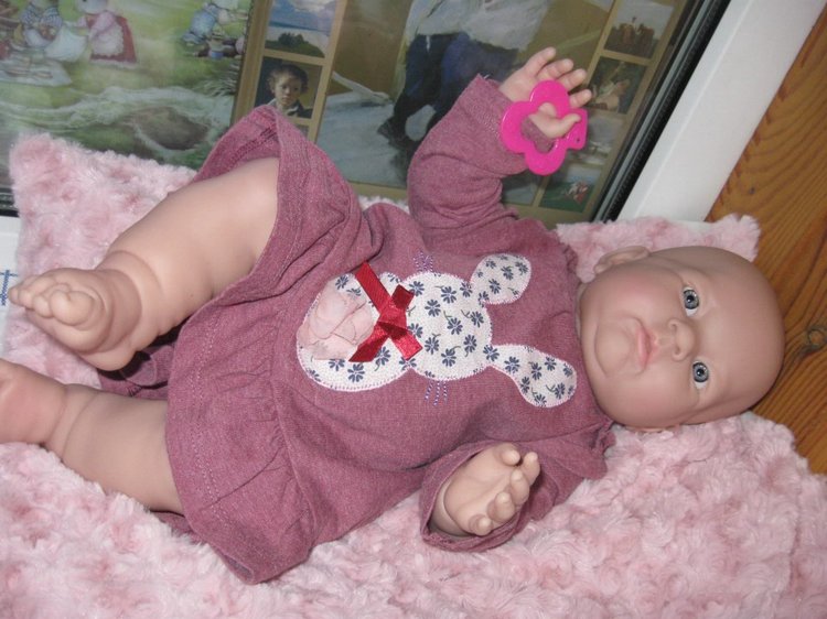 Маленькая Евочка любит наряжаться