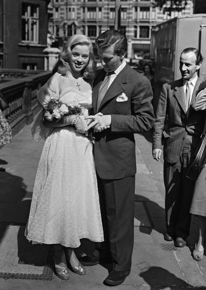 Как менялась мода на свадебные платья