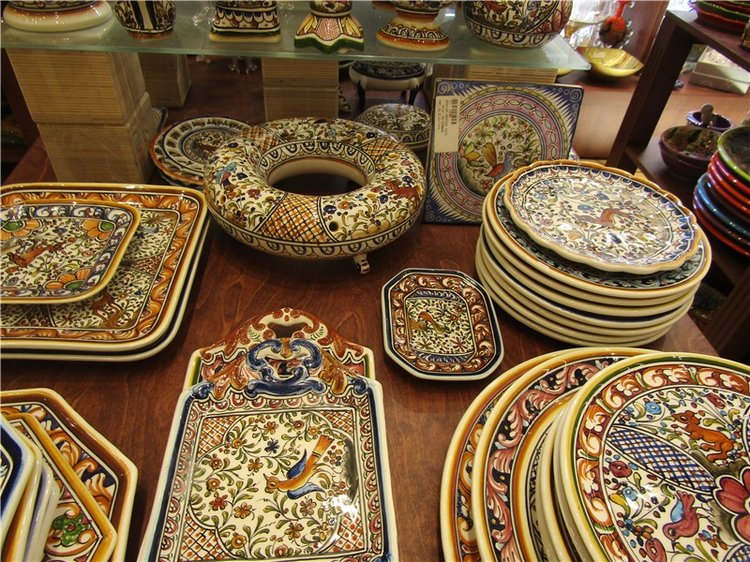 Капустка в посудной лавке с видом на Барселону