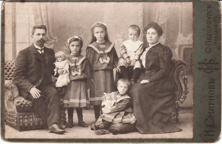 Cтаринные фотографии девочек с куклами