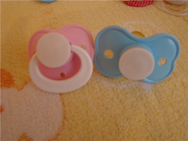 Соски-пустышки и малышки, которые их сосут (фото 9)