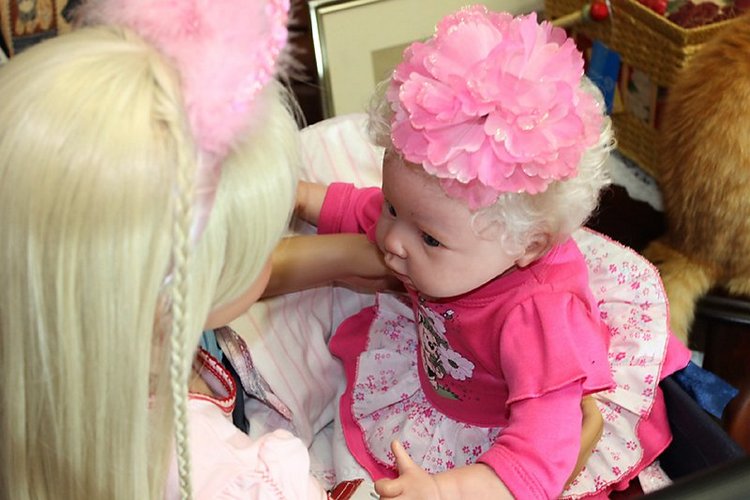 Сестрички - кукла реборн Криста и куколка Susan Lippl (фото 6)