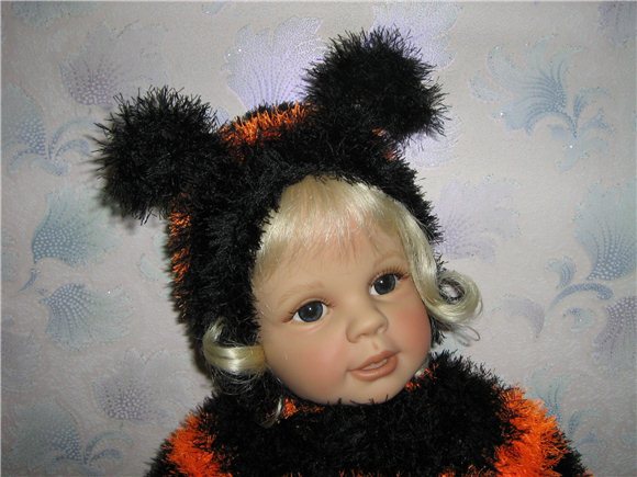 То ли пчёлка, то ли шмель, толь другой какой то зверь