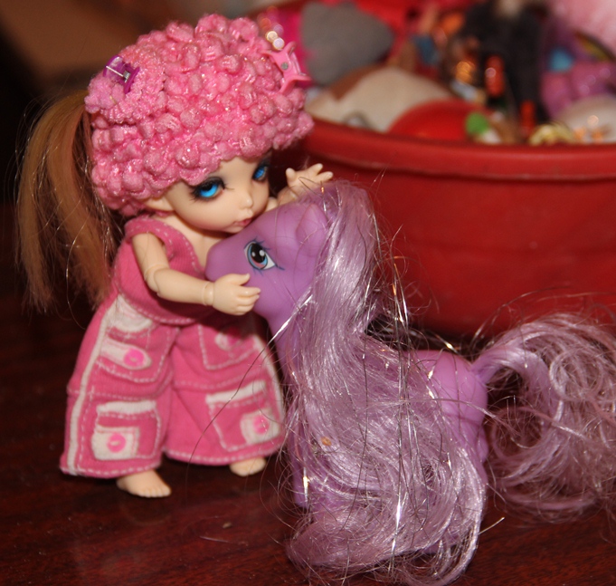 Ребенок всегда поможет разобрать игрушки (фото 7)