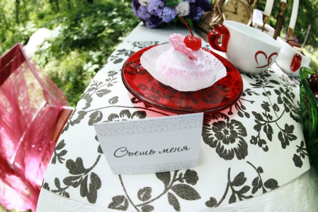 Глубока ли кроличья нора или Хэллоуин в Зазеркалье