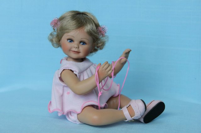 Фарфоровая кнопочка позирует на открытку! Габриела Мюллер для Мастерпис