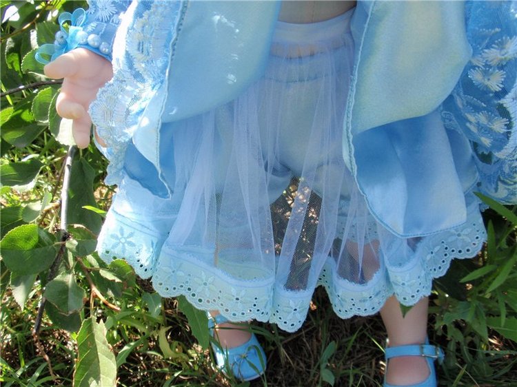 Растет в поле ягодка-малинка, а у нас живет Полинка))) Переодеваемся снова)))