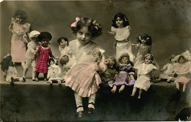 Кукольник, кукольник, чёрная душа, Что ты делаешь с бедною куклой