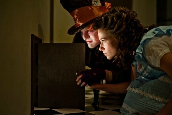 Глубока ли кроличья нора или Хэллоуин в Зазеркалье