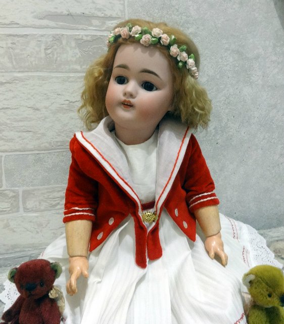 Энн озорная, забавная, любознательная малышка