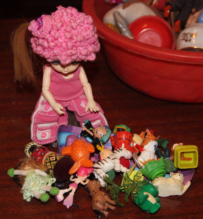 Ребенок всегда поможет разобрать игрушки (фото 4)