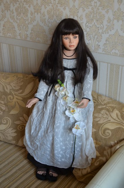 Фарфоровая кукла Равен с веткой орхидеи от Angela McNeely, Ruby Doll Collection