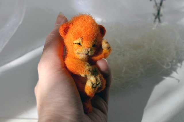 Котенок Витаминчик, авторская игрушка валянием из шерсти (фото 2)