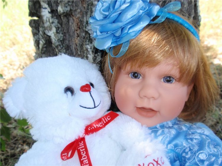 Чудеса с переодеванием продолжаются, моя Люсенька в голубом