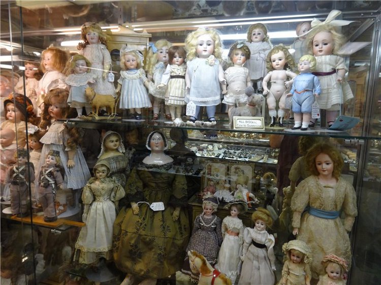 Я в своей жизни никогда не видела столько антикварных кукол. Фото