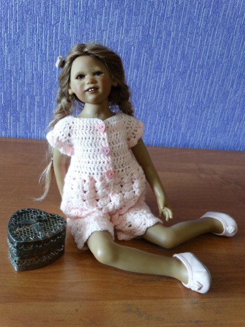 Розовые цветы или вязаные платья для любимых кукол