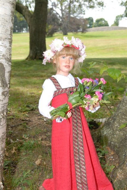 Мне березка нравится - ведь обе мы красавицы! Листья тихо шелестят, меж собою говорят