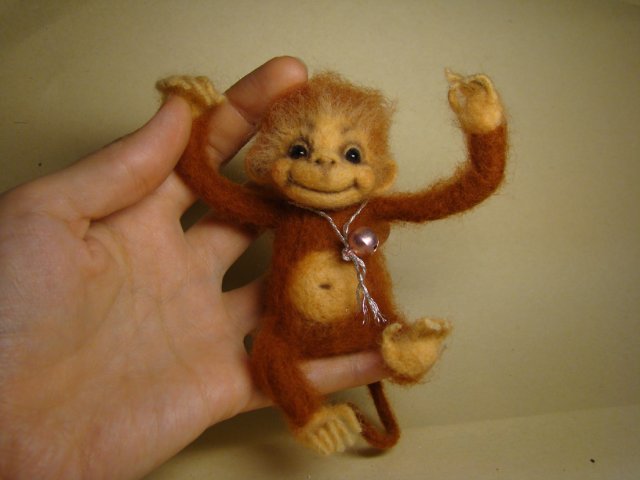 Предновогодняя мартышка. Авторская игрушка валянием из шерсти Ольги Чернухо