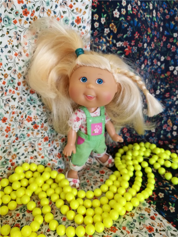 Надели шарики на нити. Красиво очень, посмотрите! Сваровски нашими глазами