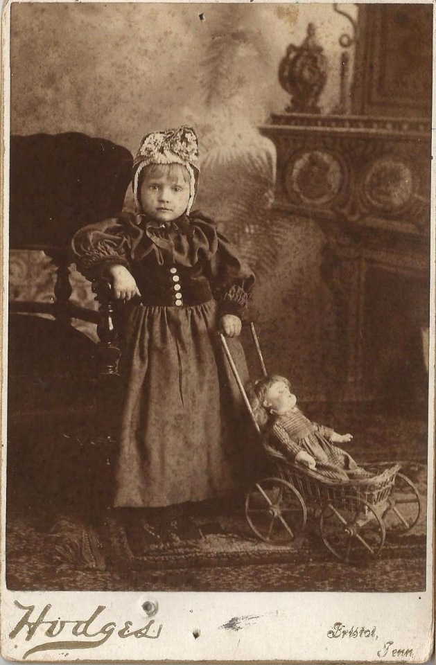 Cтаринные фотографии девочек с куклами (фото 6)