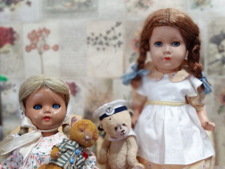 Старенькие куколки с игрушками (фото 5)
