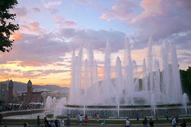 Шоу поющих фонтанов в Барселоне - окунемся с головой