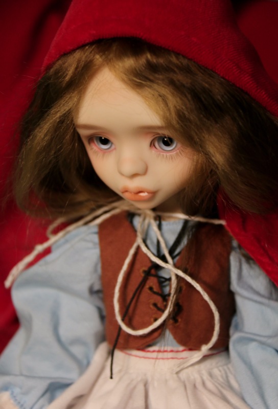 Шарнирная кукла Красная Шапочка: детали образа (фото 5)