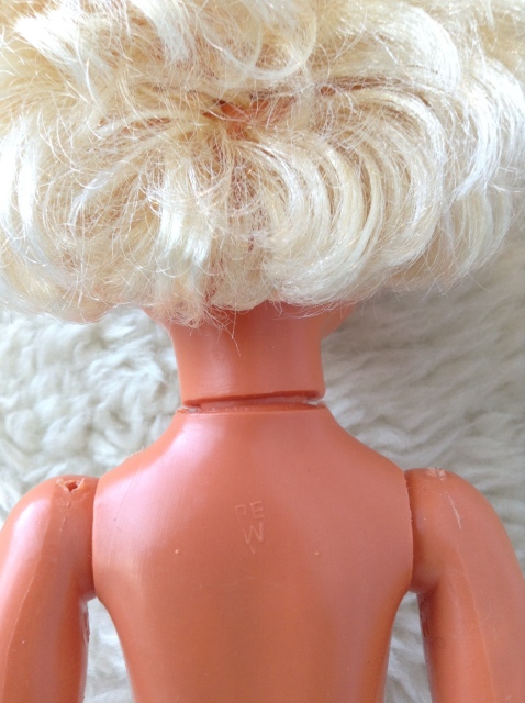 Помогите опознать куклу, на спине клеймо PEW, пластик, высота 35 см (фото 8)