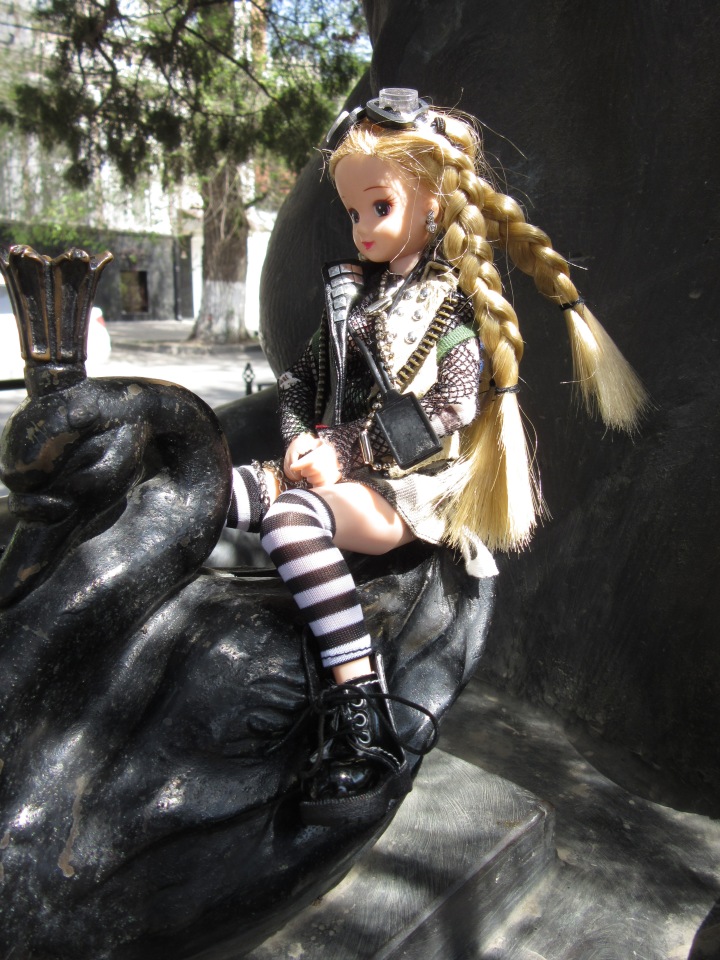 Первое мая. Сложно быть бунтарем, когда ты - милая девочка