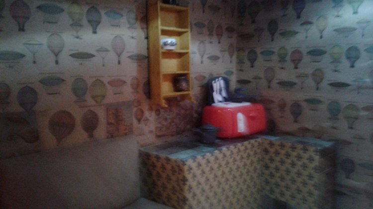 Кукольная кухня на полке стеллажа: румбокс