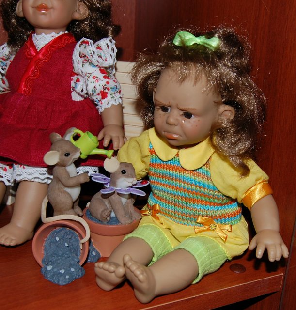 Куклы на полочке — Характерные испанские куклы: пупсы с мимикой