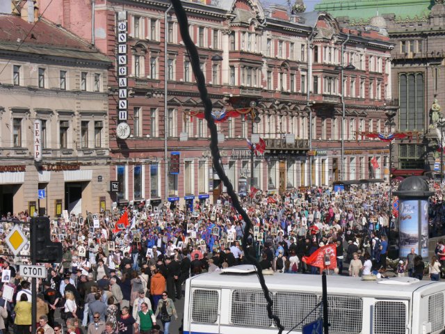 Праздник Победы и шествие Бессмертного полка в Санкт Петербурге с девчонками Gotz