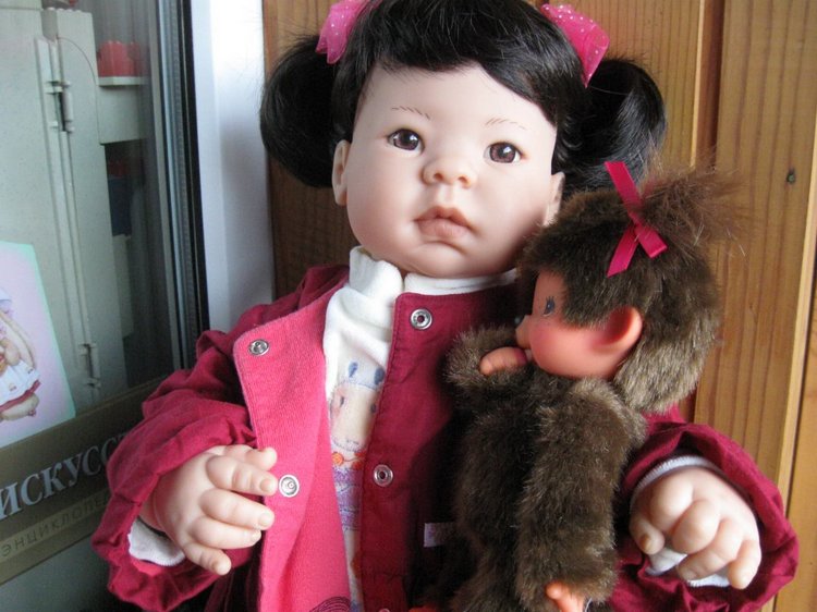 Азиаточка Миддлетончик и её любимые игрушки
