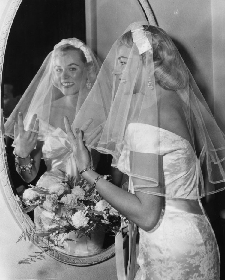 Как менялась мода на свадебные платья