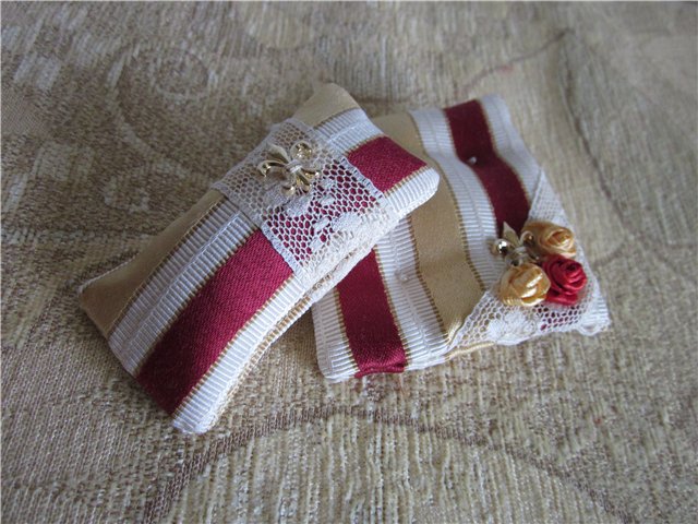 Комплект интерьерных подушек 1:6 и декорирование кукольного кресла (фото 7)