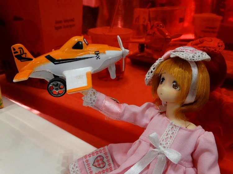 Дюймовочка в сказочном саду