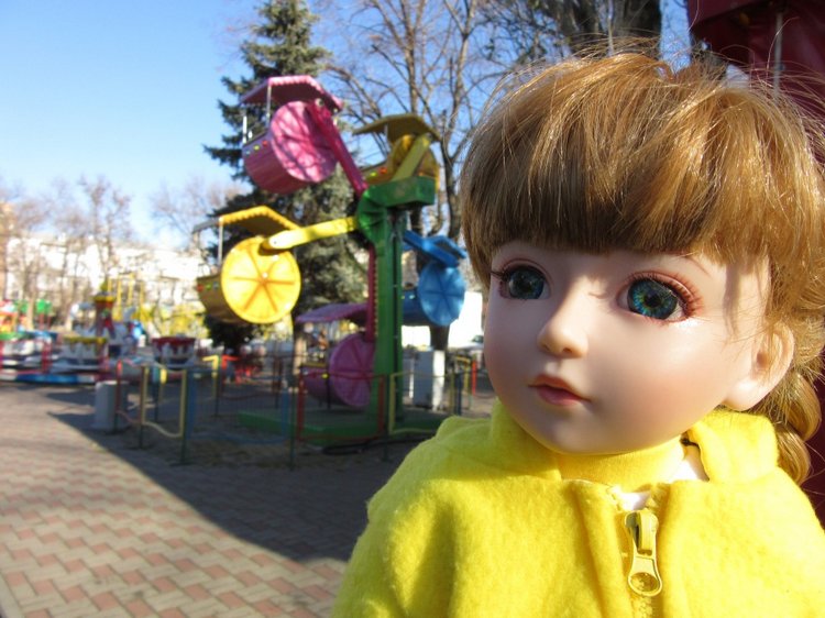 Утренняя прогулка в парке Горького с Соломоном и Анхен, или О сложностях гуляния с собакой и куклой одновременно