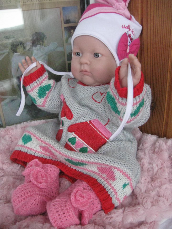 Маленькая Евочка любит наряжаться