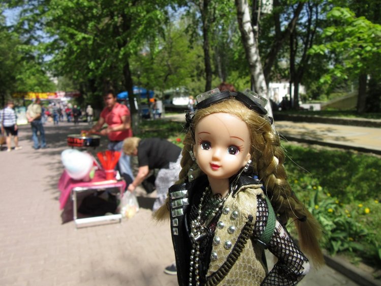 Первое мая. Сложно быть бунтарем, когда ты - милая девочка