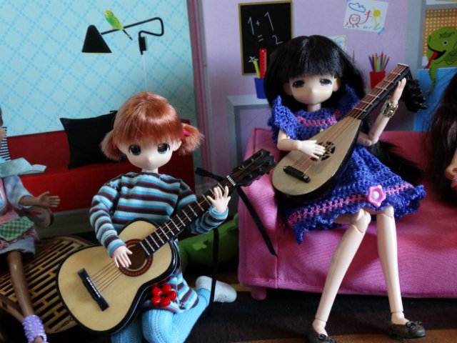 Хорошо, когда у мамы столько кукол и домик для них