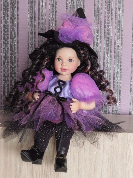 Неожиданно для меня, прилетела ко мне чудная фарфоровая ведьмочка