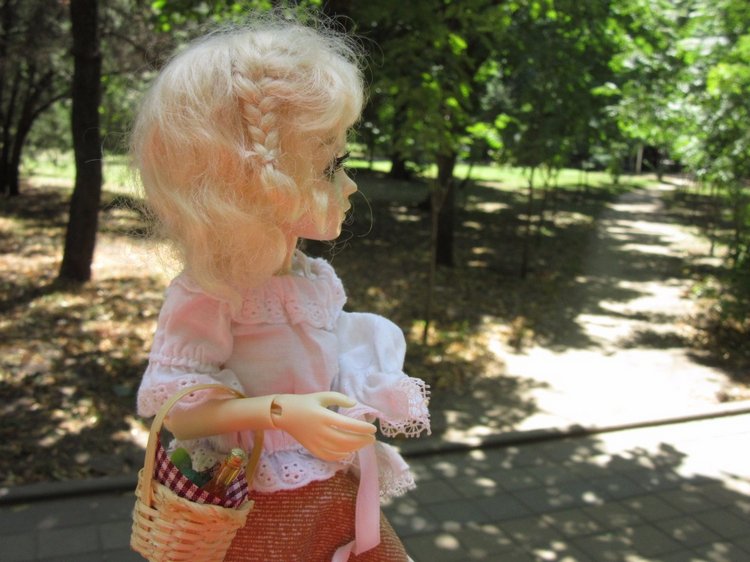 По дороге летним днём Магдалена шла с чепцом