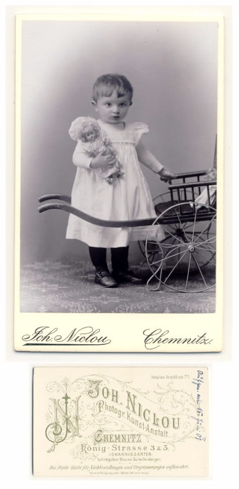 Cтаринные фотографии девочек с куклами