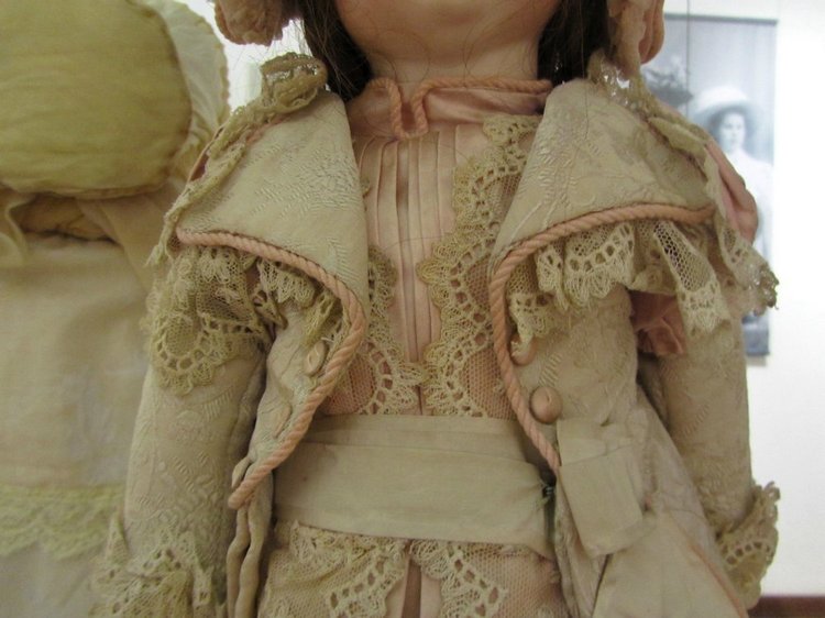 «Мода по-взрослому. Истории из кукольного гардероба» - выставка в Музее-заповеднике «Царицыно» - продолжение - детали. Часть