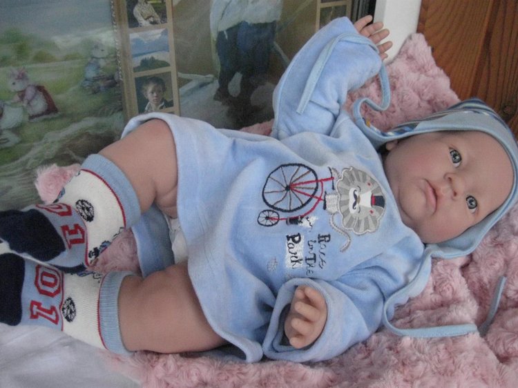 Маленькая Евочка любит наряжаться