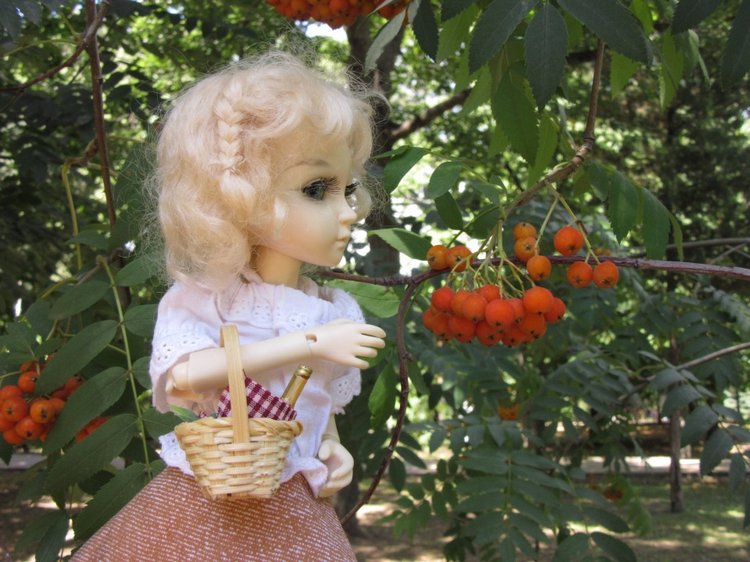 По дороге летним днём Магдалена шла с чепцом