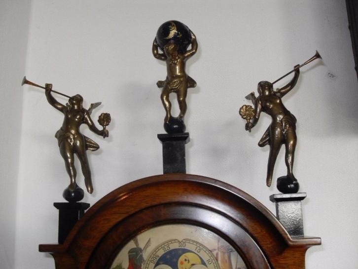 Старинные часы еще идут. Коллекция старинных часов